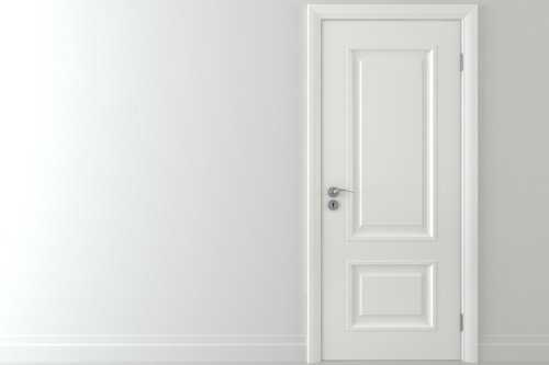 białe drzwi na jasnej ścianie